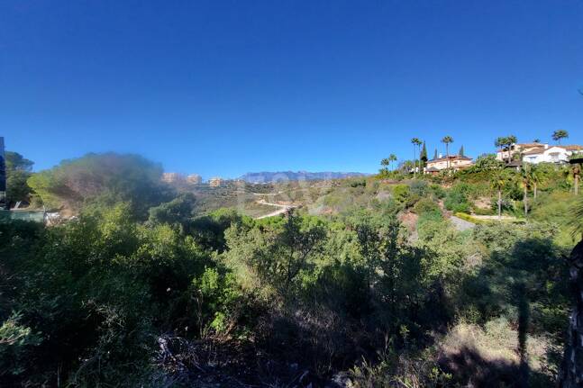 Geräumiges Grundstück in Elviria mit Panoramabergblick