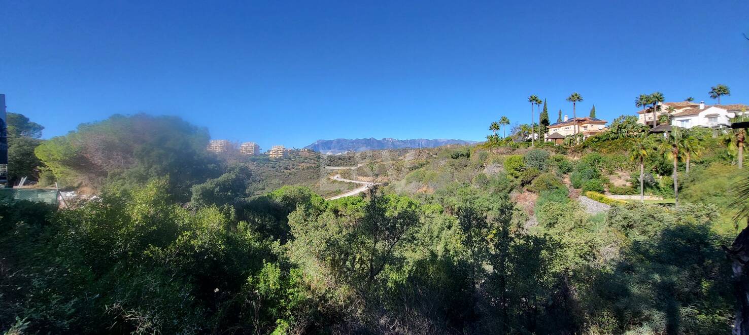 Geräumiges Grundstück in Elviria mit Panoramabergblick