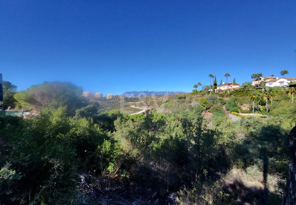 Geräumiges Grundstück in Elviria mit Panoramabergblick