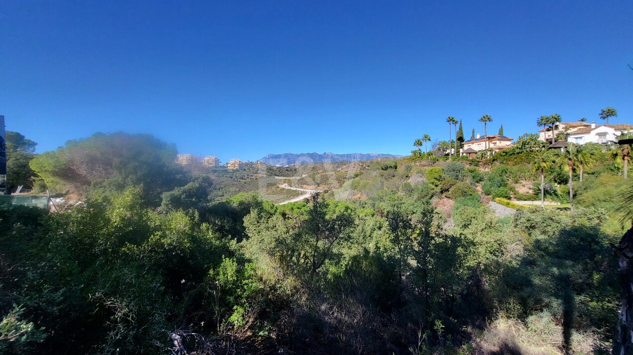 Elviria: Terrain spacieux avec vue panoramique sur la montagne