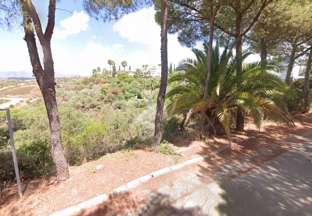 Geräumiges Grundstück in Elviria mit Panoramabergblick