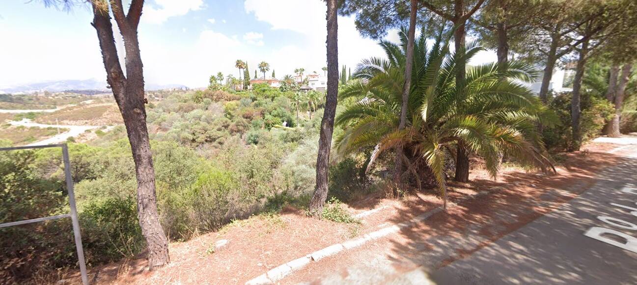 Geräumiges Grundstück in Elviria mit Panoramabergblick