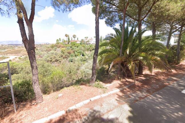 Geräumiges Grundstück in Elviria mit Panoramabergblick