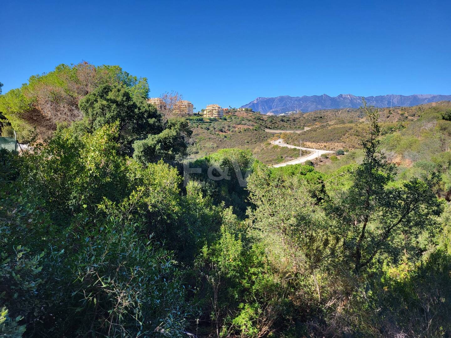 Rymlig tomt i Elviria med Panoramic Mountain Utsikt