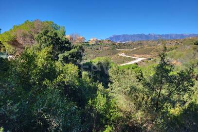 Geräumiges Grundstück in Elviria mit Panoramabergblick
