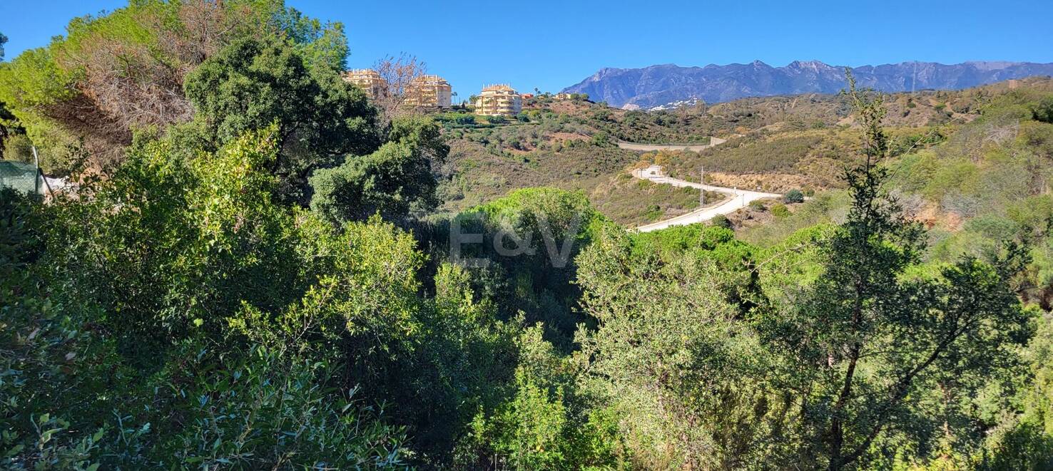Geräumiges Grundstück in Elviria mit Panoramabergblick