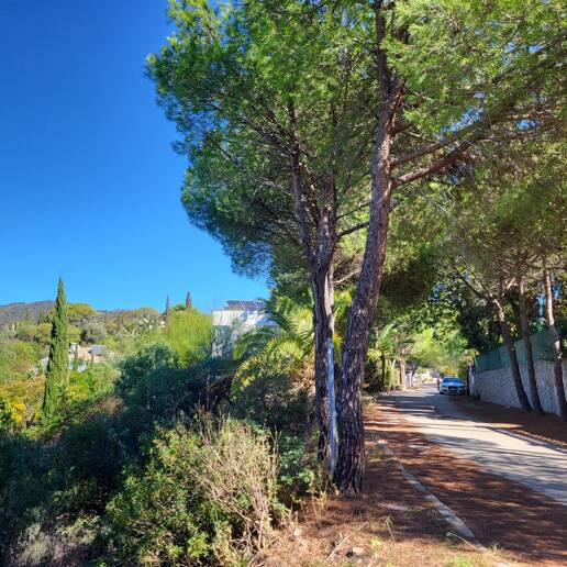 Geräumiges Grundstück in Elviria mit Panoramabergblick