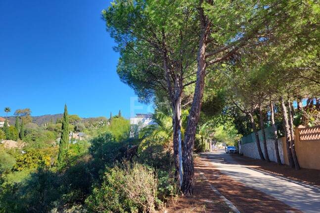 Geräumiges Grundstück in Elviria mit Panoramabergblick