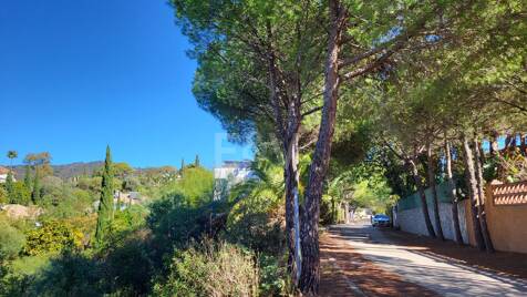 Geräumiges Grundstück in Elviria mit Panoramabergblick