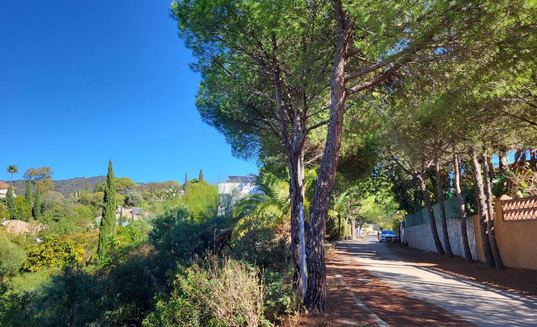 Geräumiges Grundstück in Elviria mit Panoramabergblick