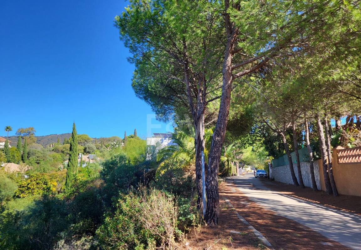 Geräumiges Grundstück in Elviria mit Panoramabergblick