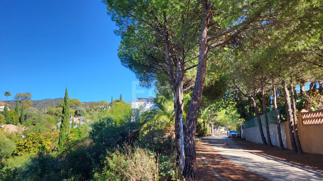 Amplio terreno en Elviria con vistas panorámicas a la montaña