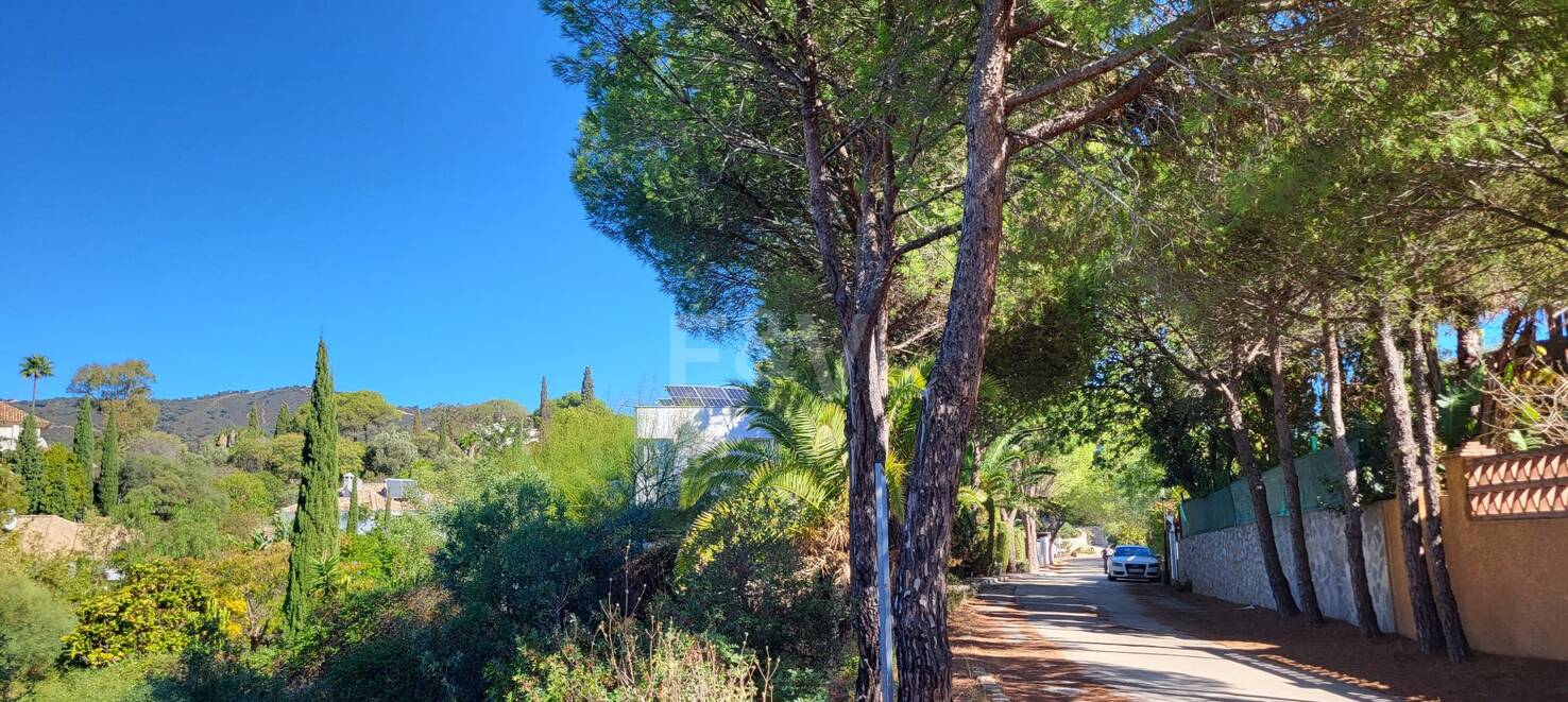 Geräumiges Grundstück in Elviria mit Panoramabergblick
