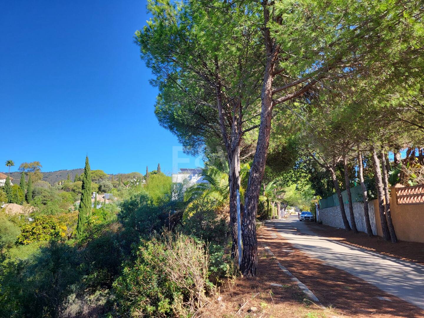 Rymlig tomt i Elviria med Panoramic Mountain Utsikt