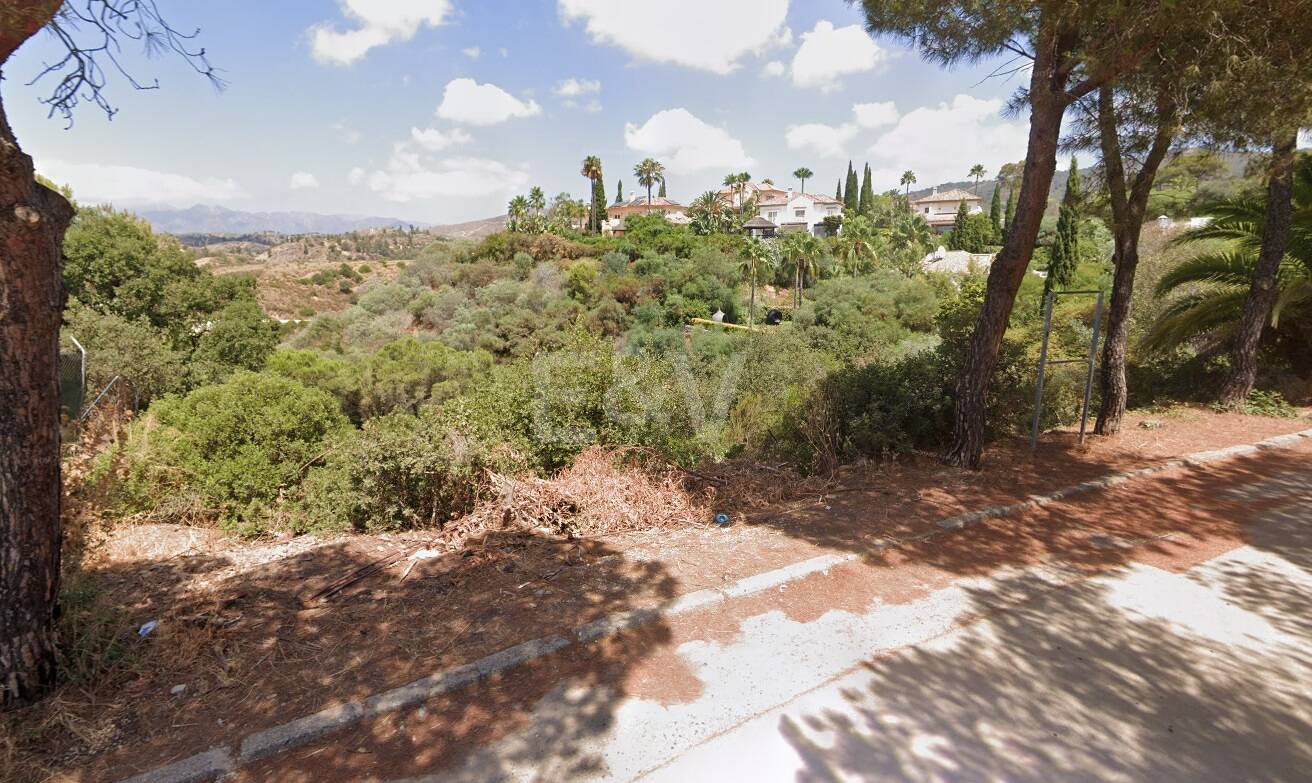 Geräumiges Grundstück in Elviria mit Panoramabergblick
