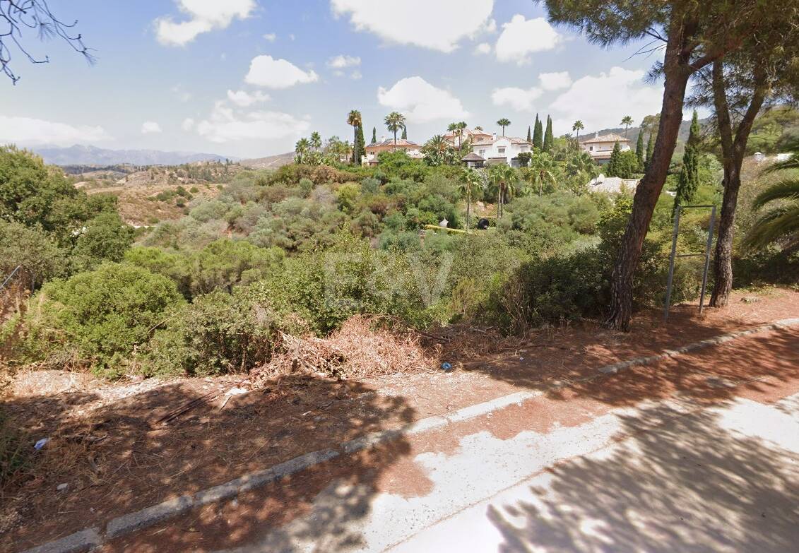 Geräumiges Grundstück in Elviria mit Panoramabergblick