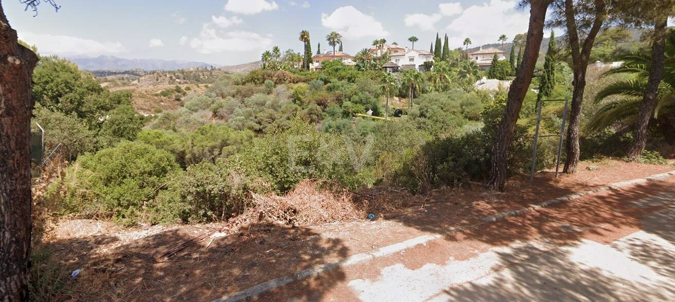 Geräumiges Grundstück in Elviria mit Panoramabergblick