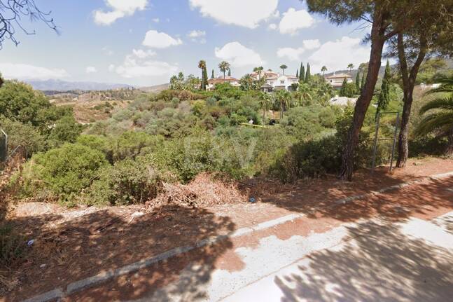Geräumiges Grundstück in Elviria mit Panoramabergblick