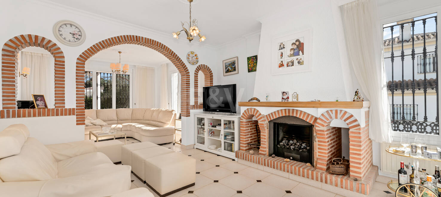 Charming Villa in Classic Style in Elviria