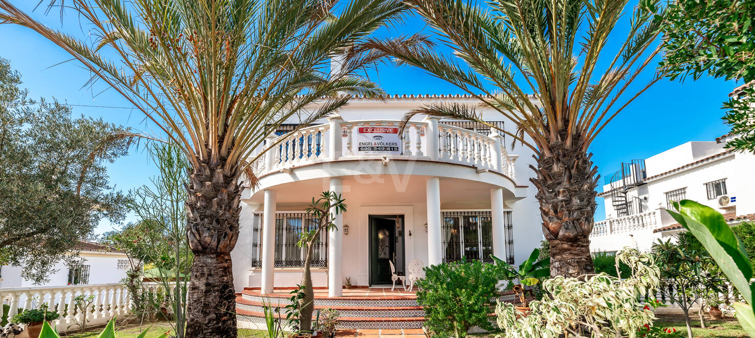 Charming Villa in Classic Style in Elviria