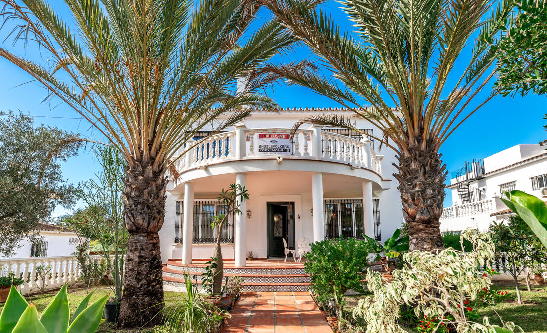 Charming Villa in Classic Style in Elviria