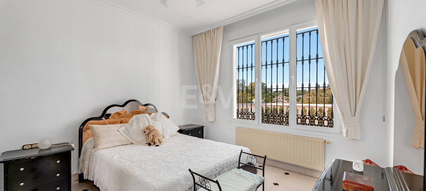 Charming Villa in Classic Style in Elviria