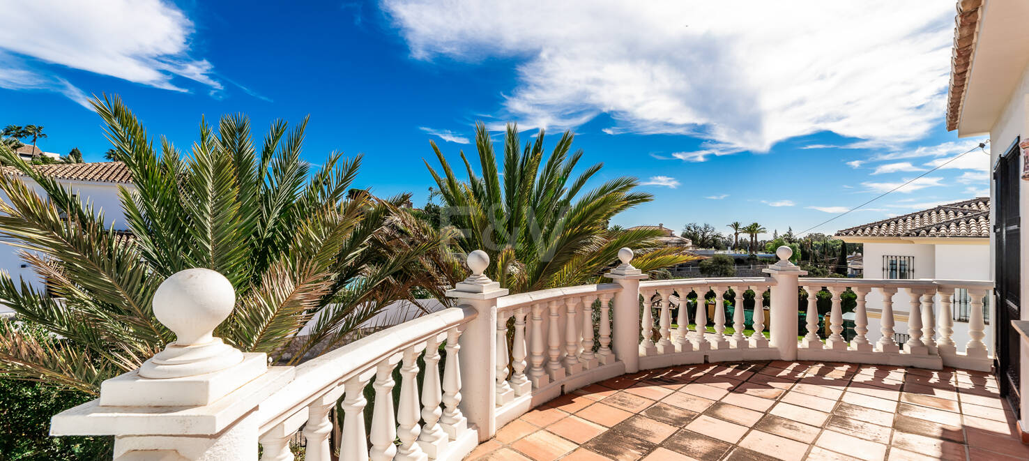 Charming Villa in Classic Style in Elviria