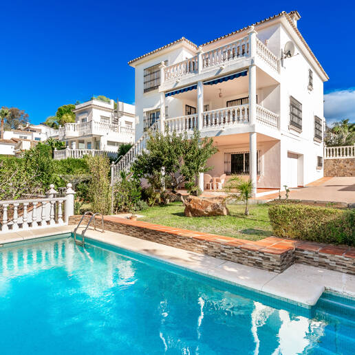 Charming Villa in Classic Style in Elviria