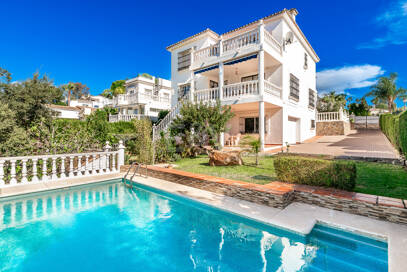 Villa de charme en style classique à Elviria