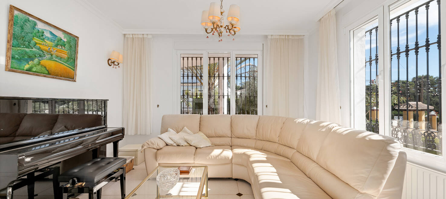 Charming Villa in Classic Style in Elviria