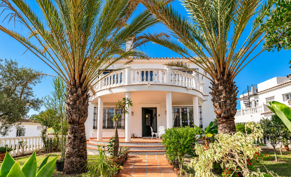 Esta encantadora propiedad se encuentra en un entorno hermoso y tranquilo, Elviria, a  tan solo 10 minutos a pie...