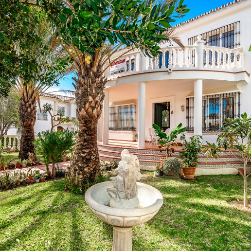Charming Villa in Classic Style in Elviria