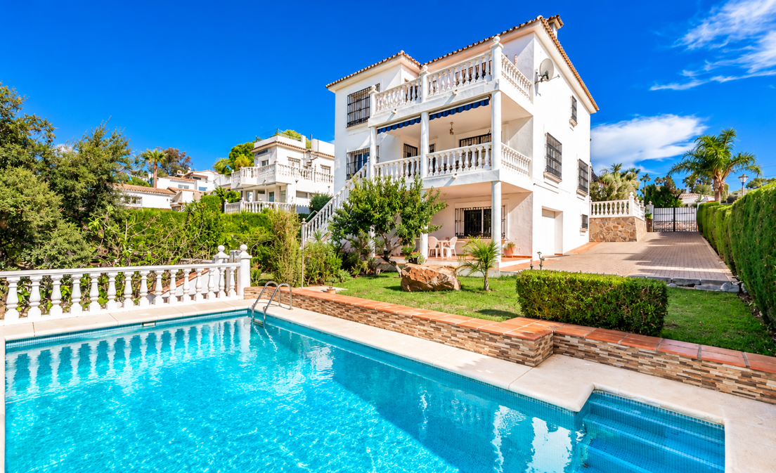 Diese charmante Villa befindet sich in einer schönen und ruhigen Umgebung, Elviria, nur 10 Gehminuten von den besten Stränden von...