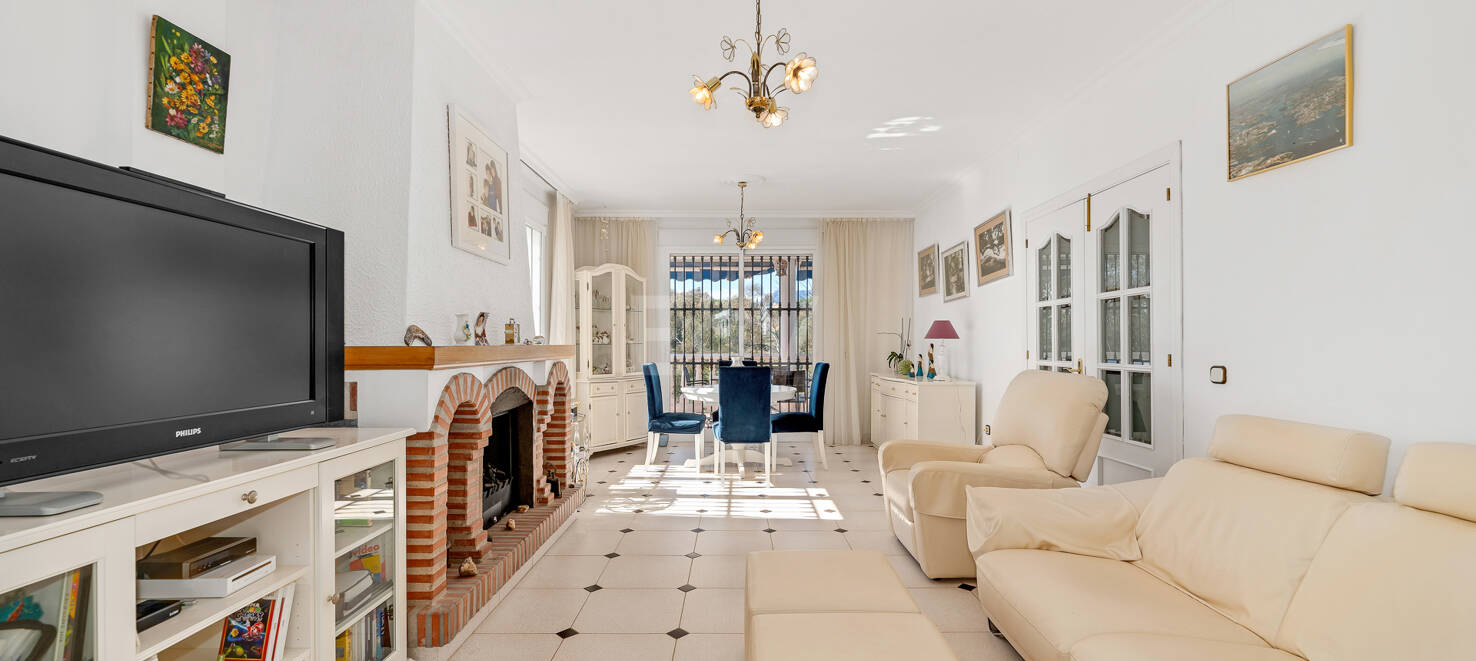 Charming Villa in Classic Style in Elviria