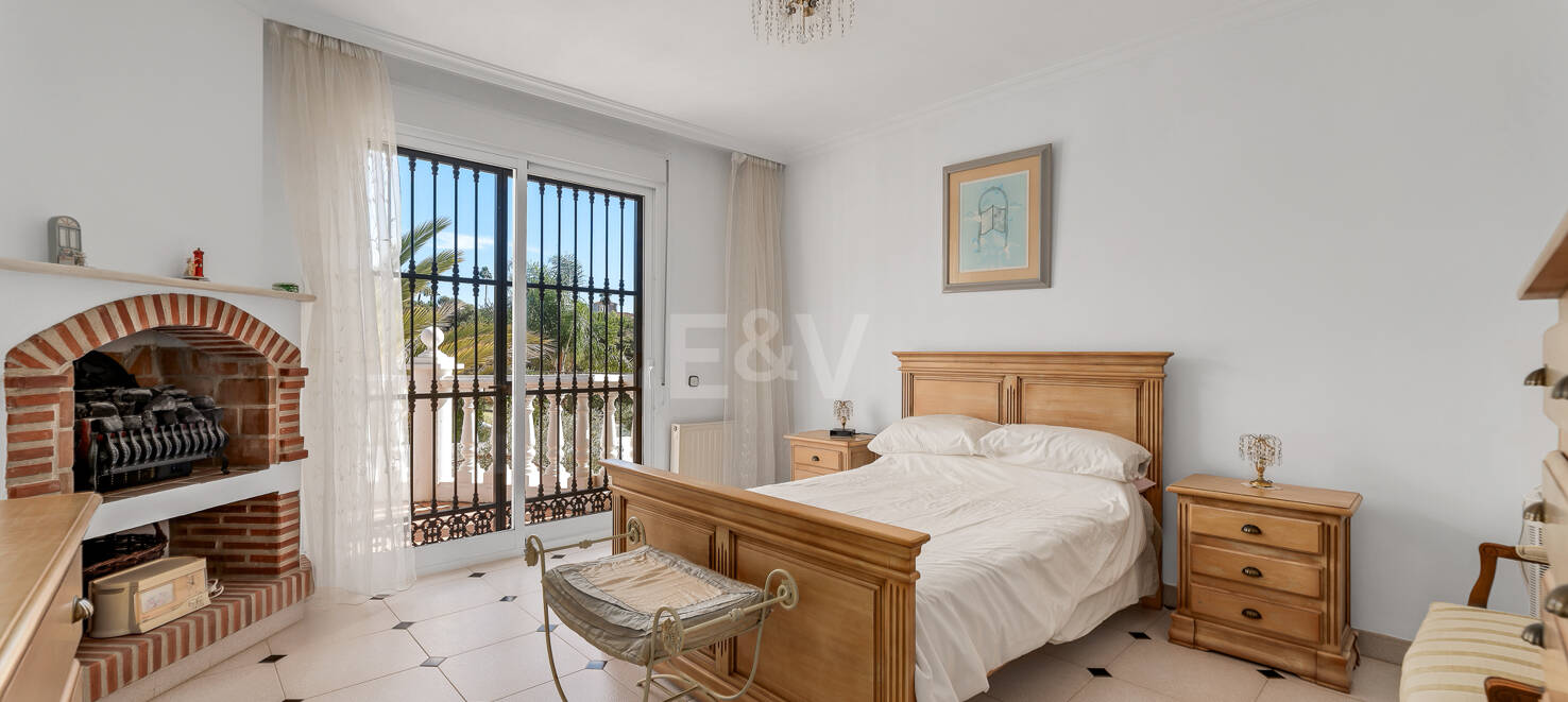 Charming Villa in Classic Style in Elviria