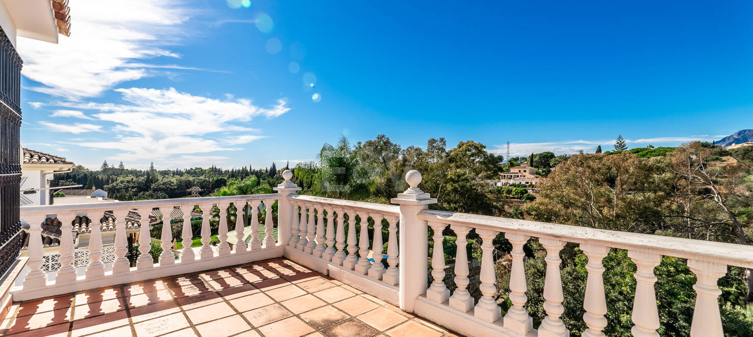 Charming Villa in Classic Style in Elviria