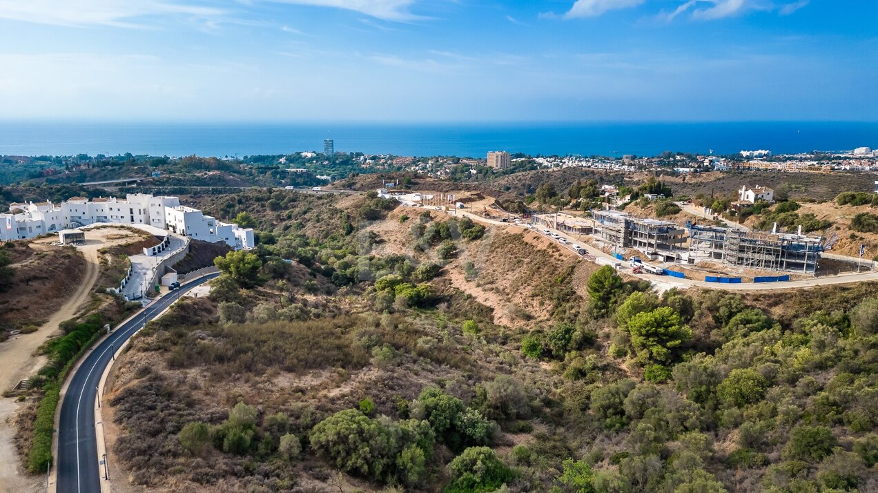 Parcela orientada al sur en Altos de Los Monteros con licencia de obras