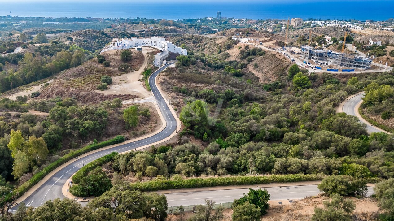 Parcela orientada al sur en Altos de Los Monteros con licencia de obras