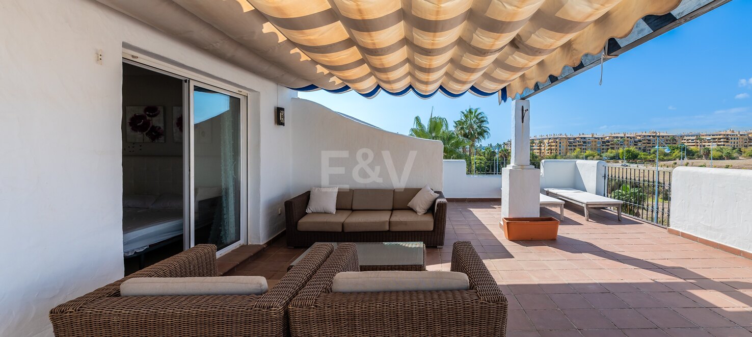 Opulentes Penthouse am Strand von San Pedro mit Panoramablick