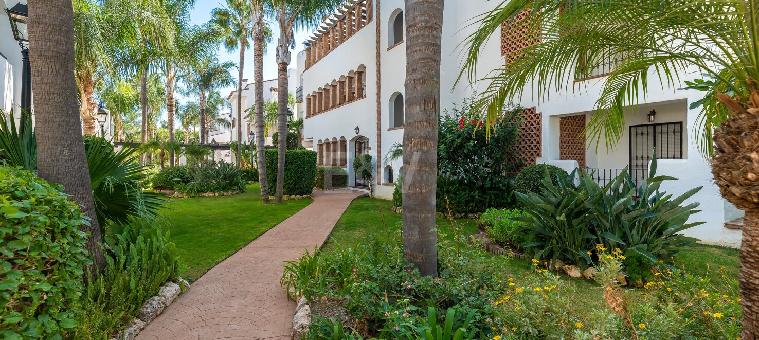 Opulent Penthouse in San Pedro Beach with Panoramic Views