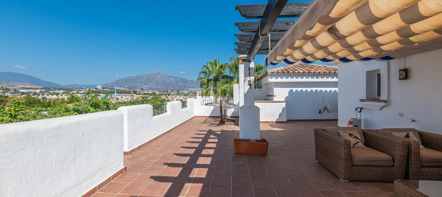 Opulentes Penthouse am Strand von San Pedro mit Panoramablick