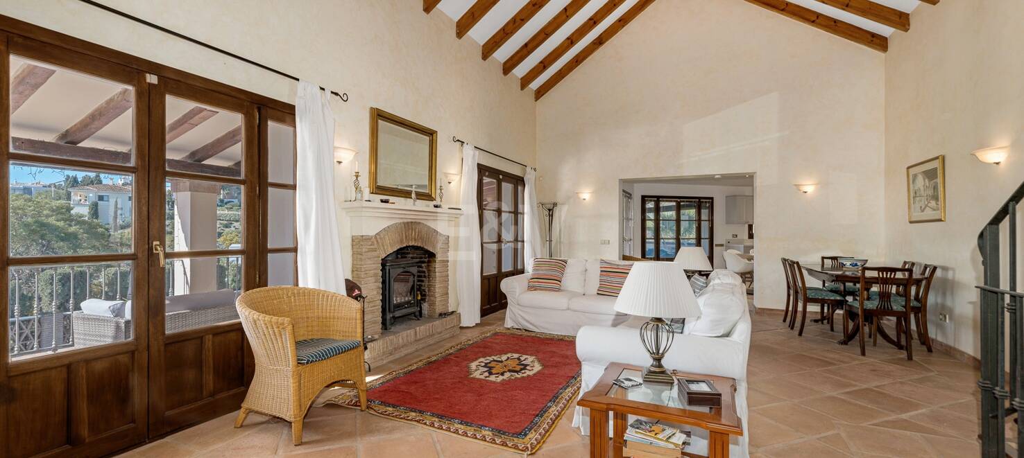 Andalsuian style villa with sea view in Paraiso Alto