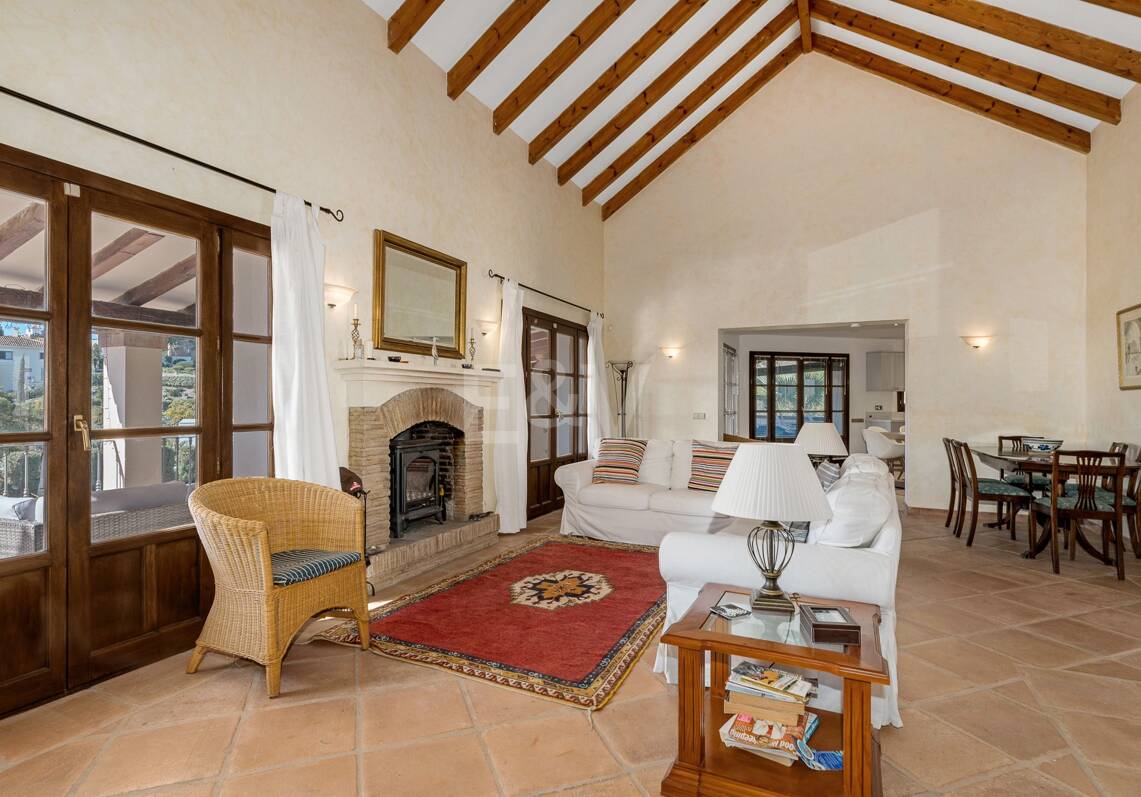 Sea View Villa in an Exclusive Setting and Investment Appeal