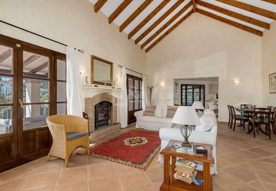 Andalsuian style villa with sea view in Paraiso Alto