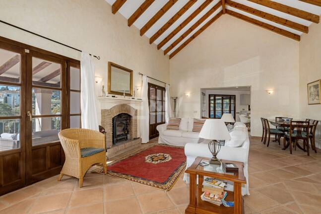 Andalsuian style villa with sea view in Paraiso Alto