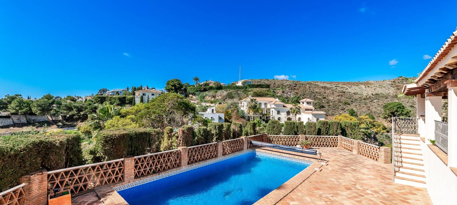 Andalsuian style villa with sea view in Paraiso Alto