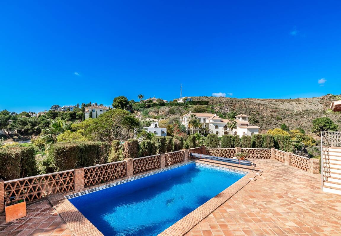 Andalsuian style villa with sea view in Paraiso Alto