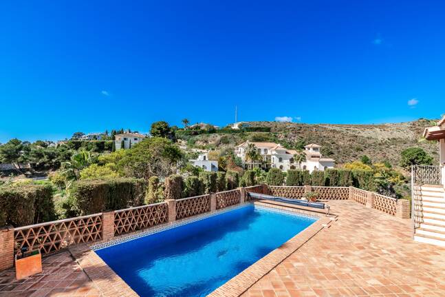 Andalsuian style villa with sea view in Paraiso Alto