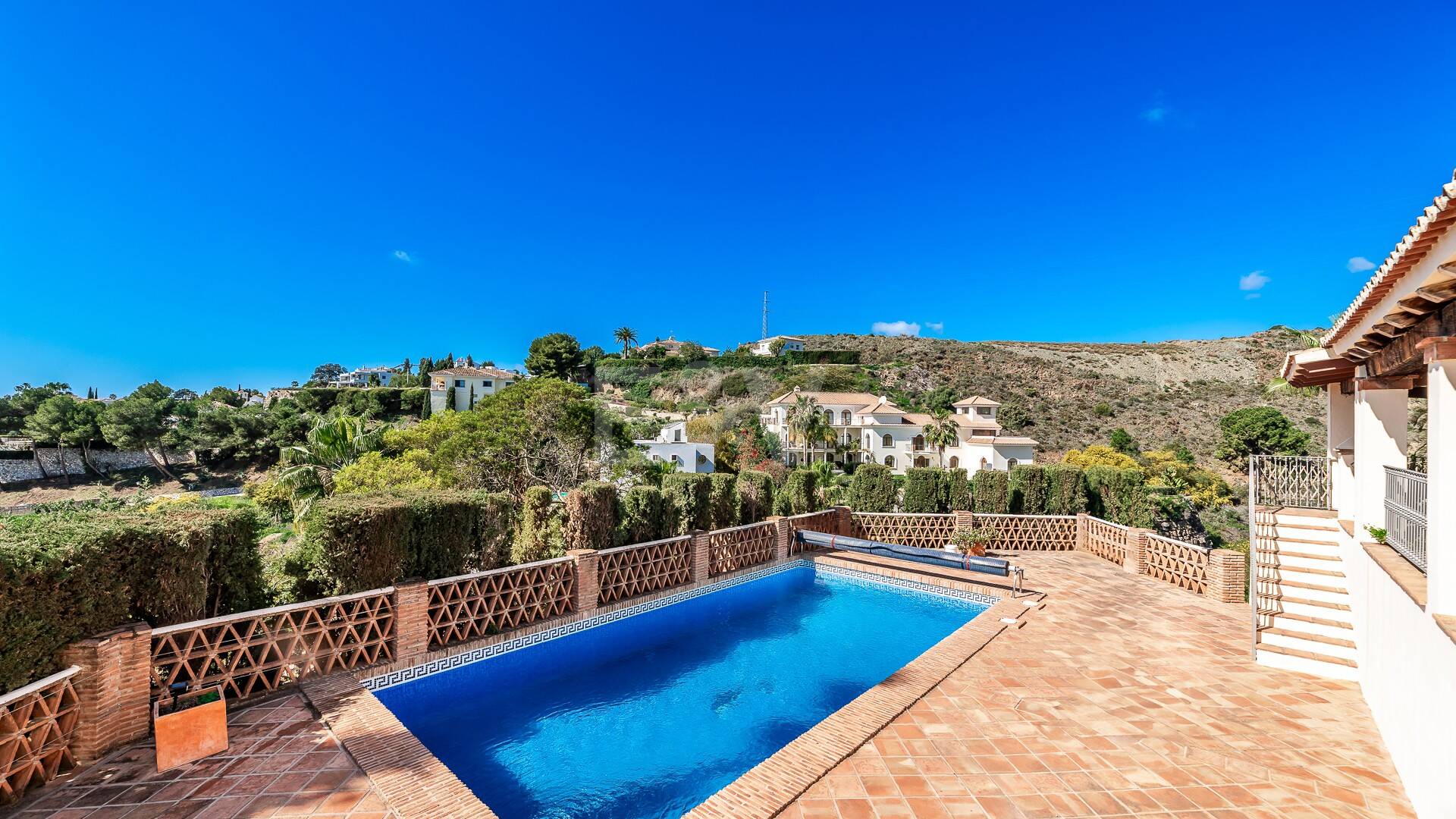 Andalsuian style villa with sea view in Paraiso Alto