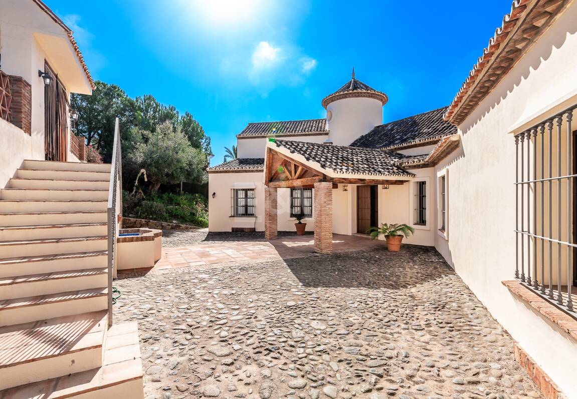 Andalsuian style villa with sea view in Paraiso Alto